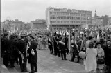 Tak w Chrzanowie w czasach PRL wyglądało święto pracy 1 maja. Pochody z transparentami wielbiącymi komunizm. Zobacz archiwalne zdjęcia 