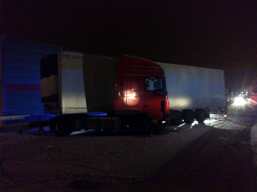 Zablokowana S8: TIR wjechał w barierki pod Tomaszowem i zatarasował drogę na Warszawę