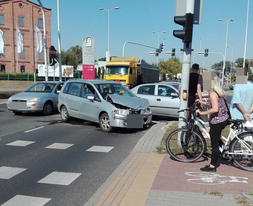 Zderzenie mazdy z oplem na skrzyżowaniu ul. Okrzei - Kapitulna we Włocławku [zdjęcia, wideo]