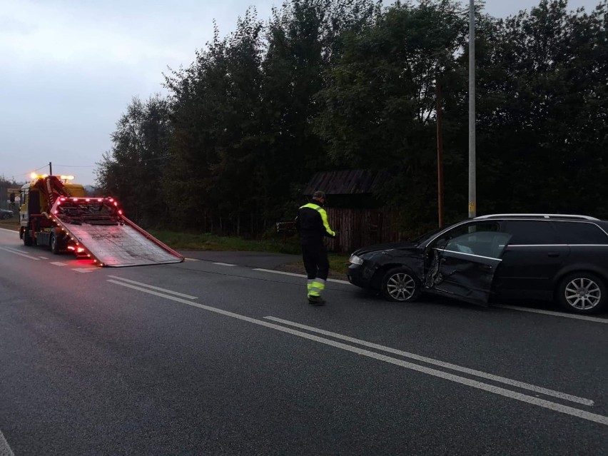 Zderzenie samochodów na ulicy Strzegomskiej w Wałbrzychu, na...