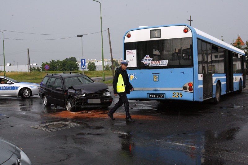 Ranni w zderzeniu z autobusem MPK (ZDJĘCIA)