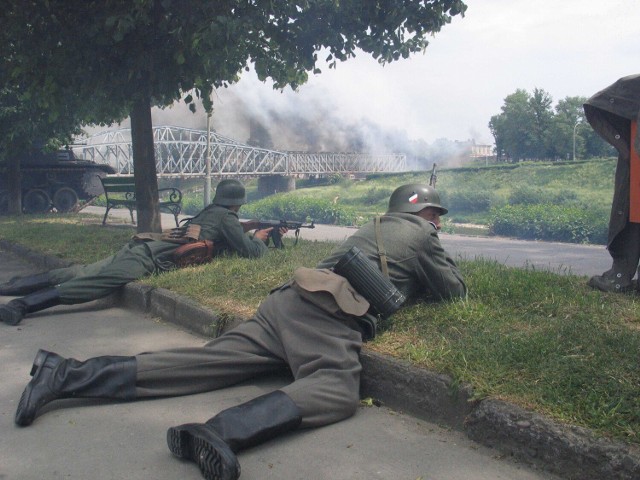 Rekonstrukcja Planu Barbarossa w 2007 r. w Przemyślu. Widowisko przeprowadzono w tych samych miejscach, w których w 1941 r. odbyły się walki.