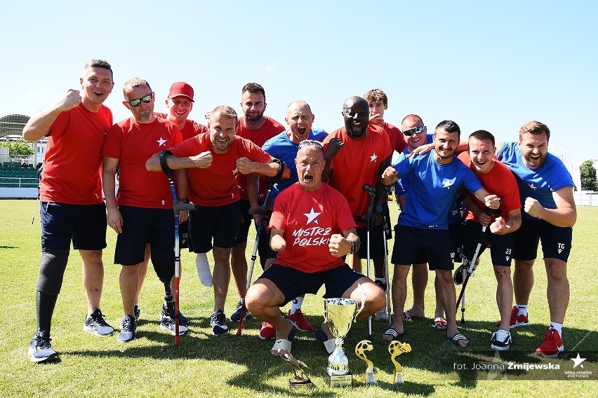 Ampfutboliści Wisły Kraków z trofeami wywalczonymi w...