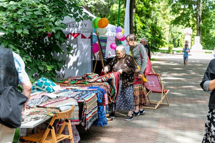 Piknik tkacki w Parku Konstytucji 3 Maja w Białymstoku