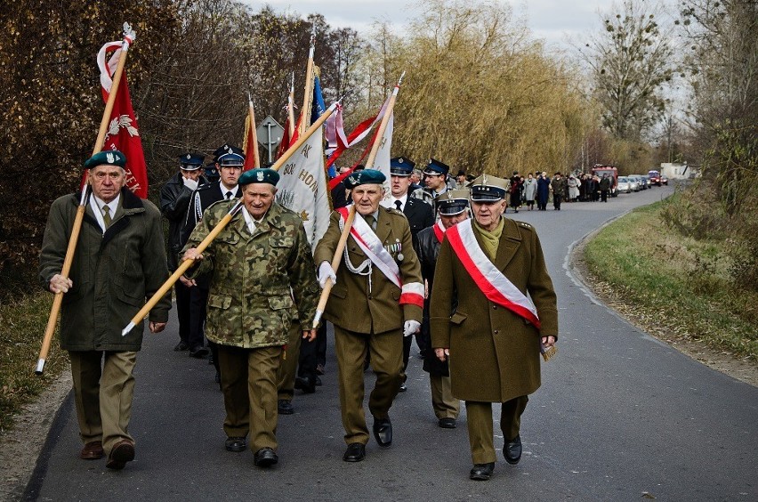 Przemarsz uczestników uroczystości pod pomnik poświęcony...