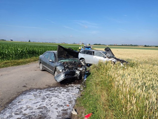 Groźny wypadek w Tłokini Kościelnej. Auto stanęło w płomieniach