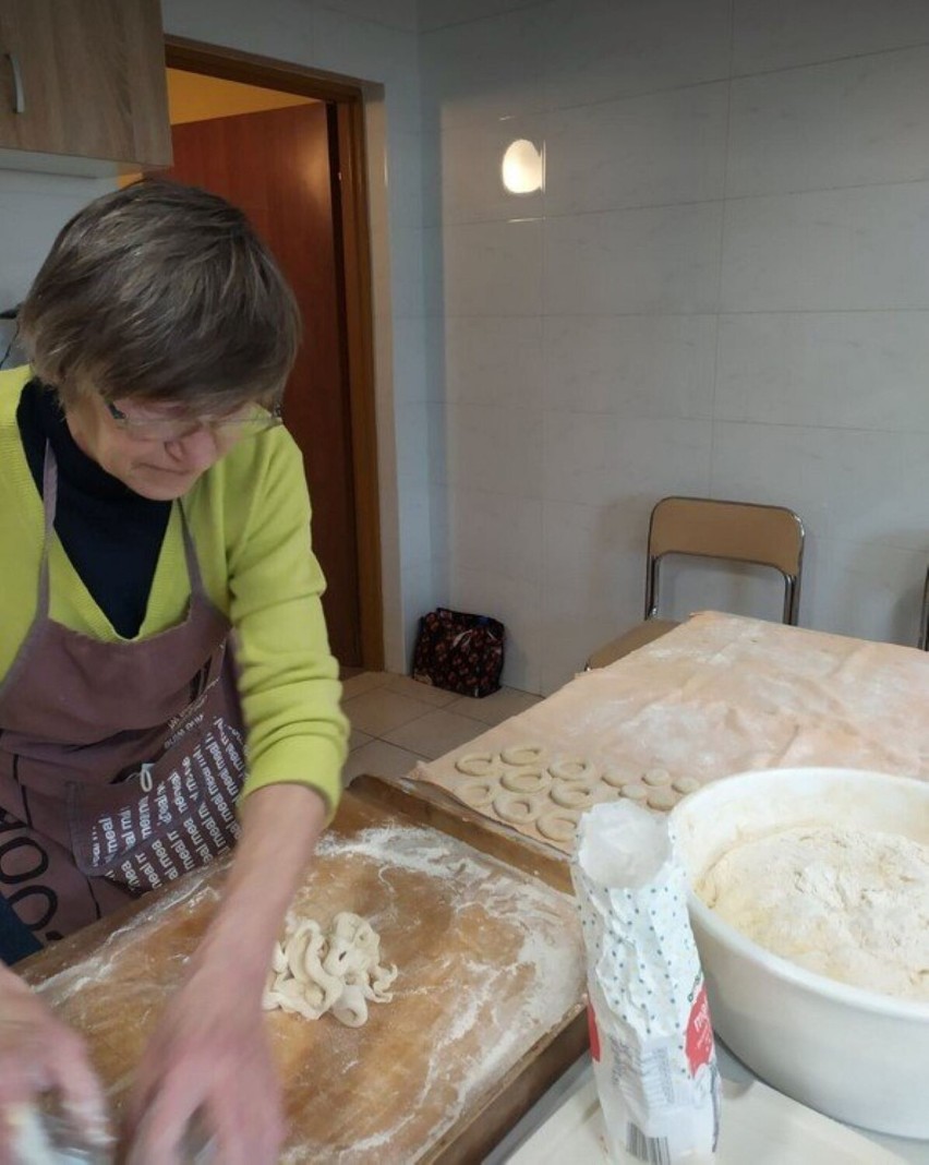 Seniorzy z Wierzbicy nie narzekają na nudę. Pieką i gotują dla uchodźców. Zobacz zdjęcia