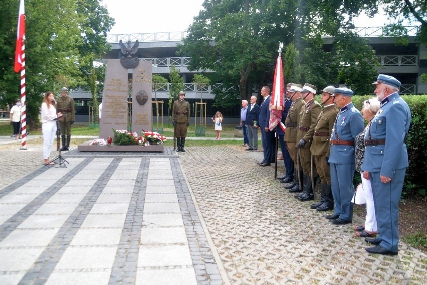 Stowarzyszenie Rodzin i Sympatyków Żołnierzy 72 Pułku Piechoty imienia Dionizego Czachowskiego złożyło kwiaty pod pomnikiem