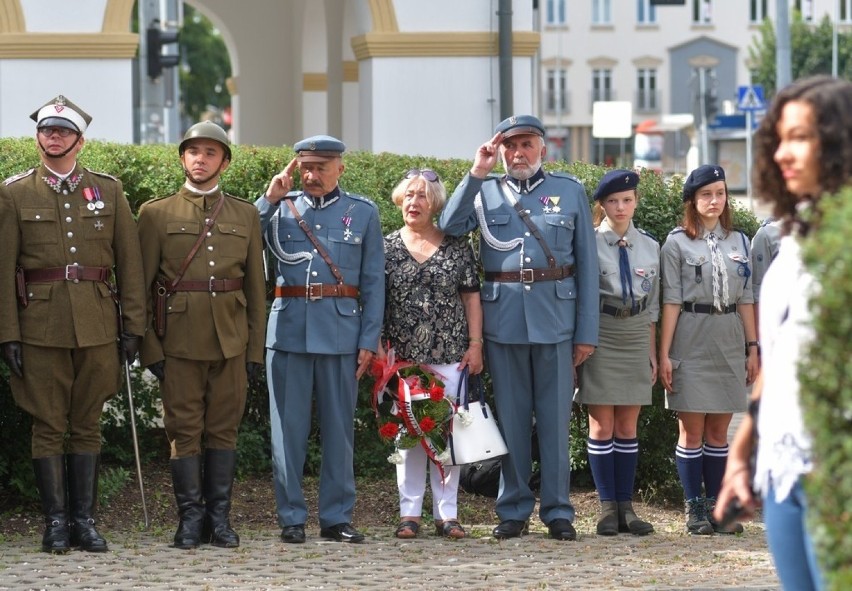 Stowarzyszenie Rodzin i Sympatyków Żołnierzy 72 Pułku Piechoty imienia Dionizego Czachowskiego złożyło kwiaty pod pomnikiem