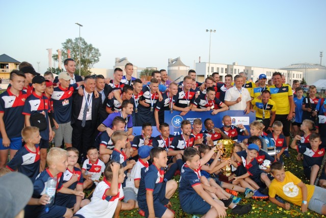 Tak piłkarze, trenerzy i działacze Polonii Środa cieszyli się ze zwycięstwa 4:2 nad KKS Kalisz w ostatnim finale wojewódzkim Lo