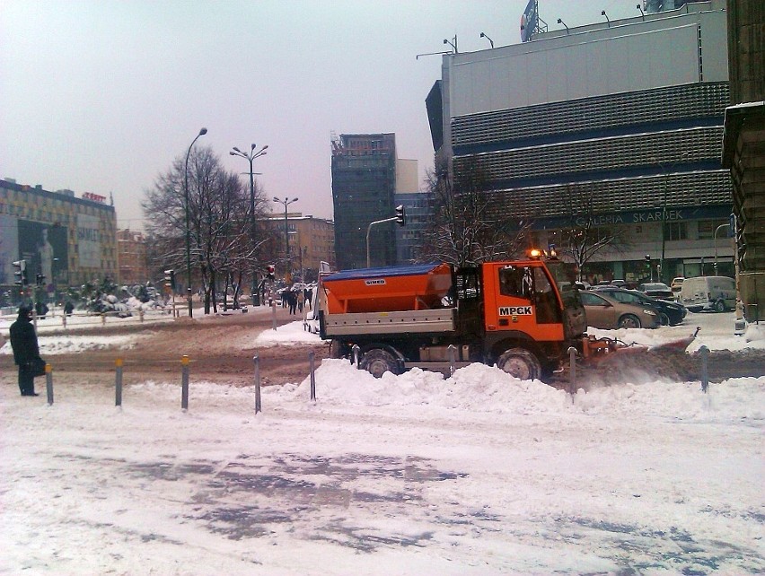 Atak zimy w Katowicach - poranek 16 lutego 2012 [ZDJĘCIA]