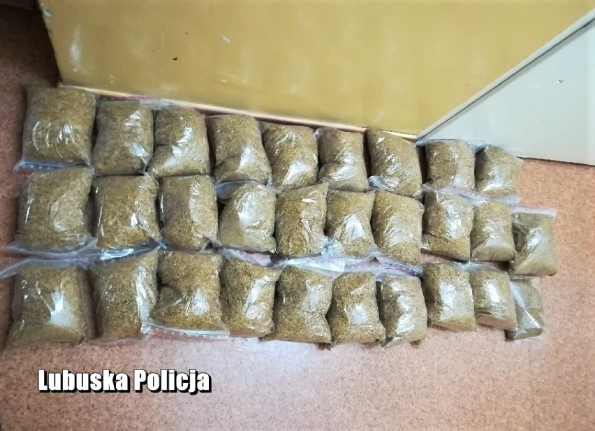 Żagańscy policjanci zabezpieczyli ponad 14 kg tytoniu bez...