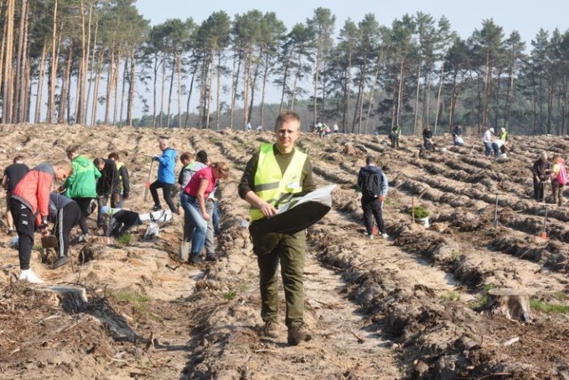 Zdjęcia z akcji "Posadźmy las razem" (Zielona Góra Przylep - 2019), którą przez lata organizowało Nadleśnictwo Zielona Góra i Przytok. Partnerami wydarzenia byli również: Zarząd Okręgowy PZŁ w Zielonej Górze, Nadleśnictwo Krzystkowice, Nadleśnictwo Żagań, Nadleśnictwo Wolsztyn, Polskie Towarzystwo Leśników, Stowarzyszenie Inżynierów i Techników Leśnictwa i Drzewnictwa.