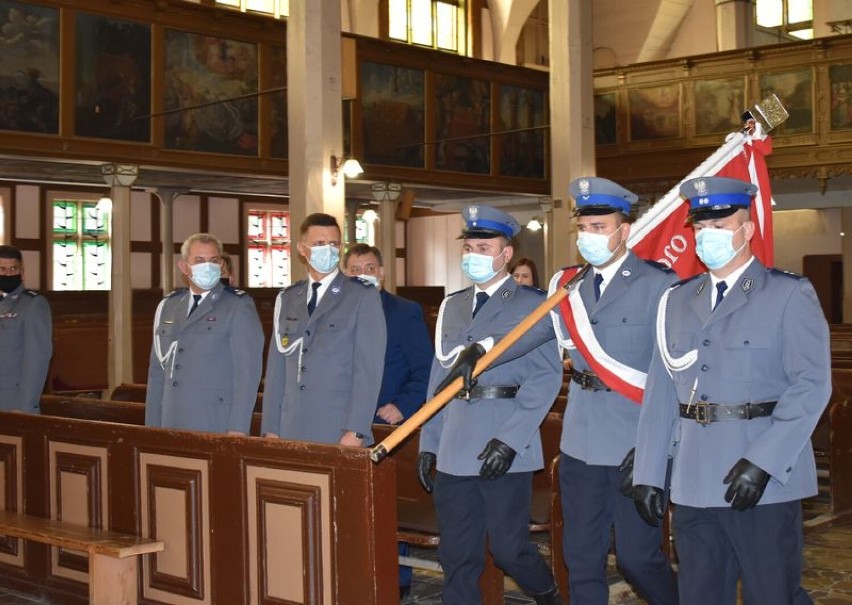 Malbork. Święto Policji 2021 w skromniejszej formie. Funkcjonariusze odebrali awanse, medale i wyróżnienia 