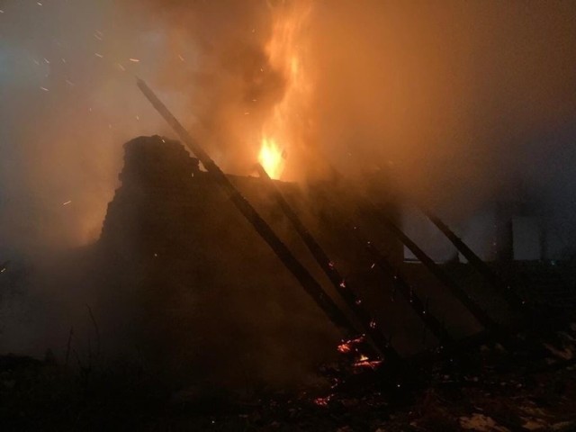 Pożar warsztatu stolarskiego w miejscowości Bruskowo Małe. Do zdarzenia doszło 20 grudnia 2022 roku.