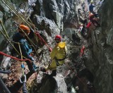 Tatry. Akcja ratunkowa w Jaskini Czarnej. Utknęło tam trzech grotołazów 