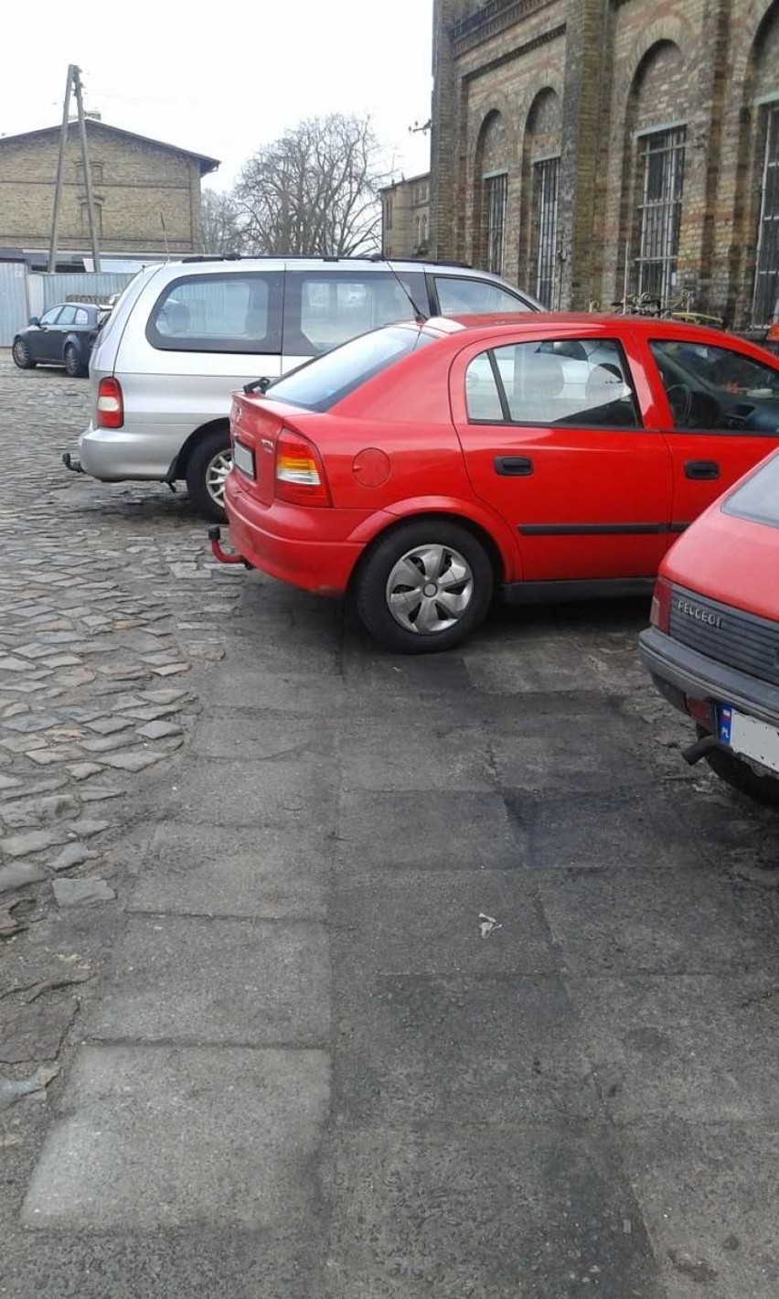 Mistrzowie Złego Parkowania są również w Zbąszyniu. Parkują swoje auta na chodnikach i przejściach dla pieszych!