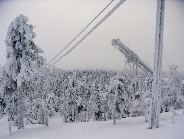 Skocznia w Kuusamo. http://upload.wikimedia.org/wikipedia/commons/thumb/9/99/Ruka_Ski_jump_in_Winter.jpg/791px-Ruka_Ski_jump_in_Winter.jpg