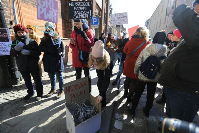 Toruń dołączył do Ogólnopolskiego Strajku Kobiet. W niedzielę (18.03) pod siedzibą Kurii Diecezjalnej odbyła się manifestacja pod hasłem "Słowo Na Niedzielę - Wieszak dla Biskupa". 

Zobacz także: III Festiwal Smaków Food Trucków w Toruniu [ZDJĘCIA]

Uczestnicy manifestacji zebrali się, aby powiedzieć, co myślą o biskupach żądających wprowadzenia w Polsce całkowitego zakazu aborcji i politykach prawicy, którzy się temu żądaniu podporządkowują. 

Słowo Na Niedzielę - Wieszak dla Biskupa w Toruniu. Protest zwolenników aborcji pod kurią [ZDJĘCIA]