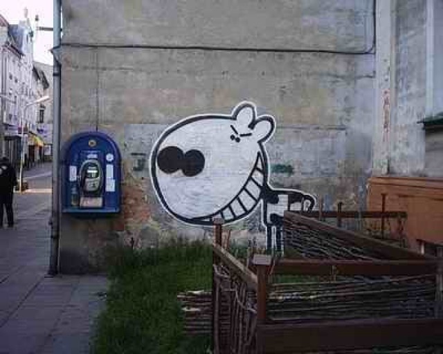Sympatyczne zwierzątka ozdabiały ściany żarskich budynków. Zdjęcia z 2005 roku.