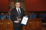 Nagroda ze e-tornistry. Prezydent Ostrowa odebrał statuetkę &quot;Samorządowy Lider Edukacji 2012&quot;