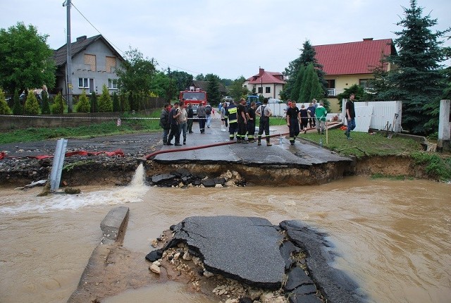 Zerwany most w Sokolnikach gmina Niegowa