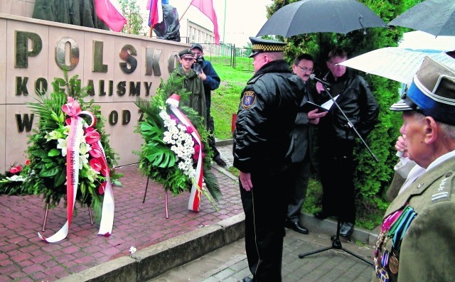 Pod  pomnikiem Bohaterów Ziemi Gorlickiej złożono kwiaty oraz oddano cześć poległym w II wojnie światowej