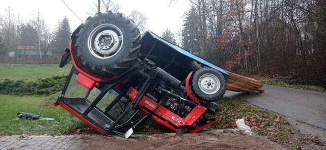 Wypadek ciągnika rolniczego przewożącego drewno w Buczynie, traktorzysta ranny, 16.11.2022