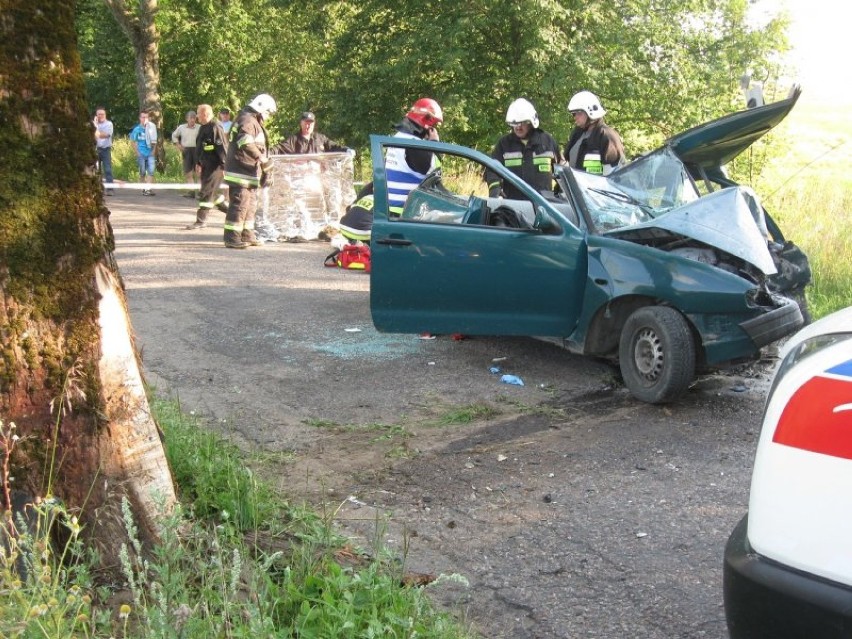 Gołdap. Samochód osobowy uderzył w drzewo [zdjęcia]