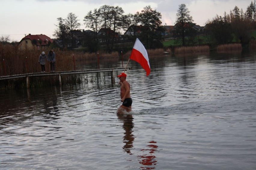 Morsy z Krzywinia uczcili Święto Narodowe kąpielą w jeziorze
