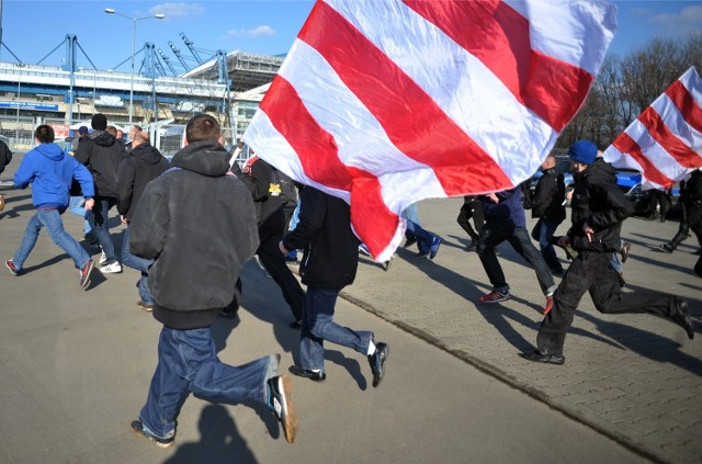 Kibice Cracovii przed wejściem na stadion Wisły.