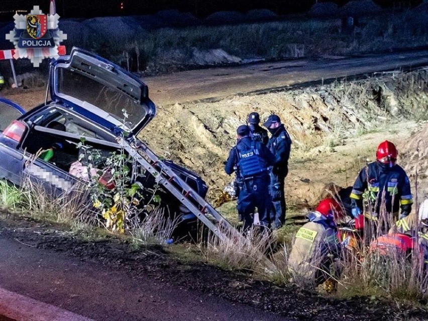 Tragiczny wypadek koło Polkowic. Auto uderzyło w nasyp. Nie żyje 33 -letni kierowca, a trzy osoby są ciężko ranne