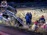 Tragiczny wypadek koło Polkowic. Auto uderzyło w nasyp. Nie żyje 33 -letni kierowca, a trzy osoby są ciężko ranne
