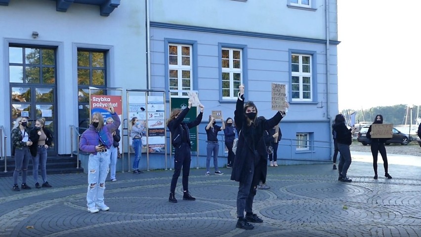 Strajk kobiet w Szczecinku. Słowna utarczka księdza z protestującymi [wideo, zdjęcia]