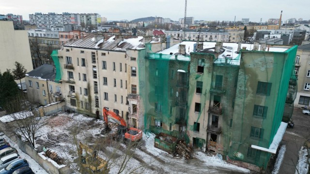 Zniknęła część dachu, okna i powoli rozbierane są  mury - trwa rozbiórka kamienic przy ulicy Paderewskiego 10, 10a i 12. 

Zobacz zdjęcia