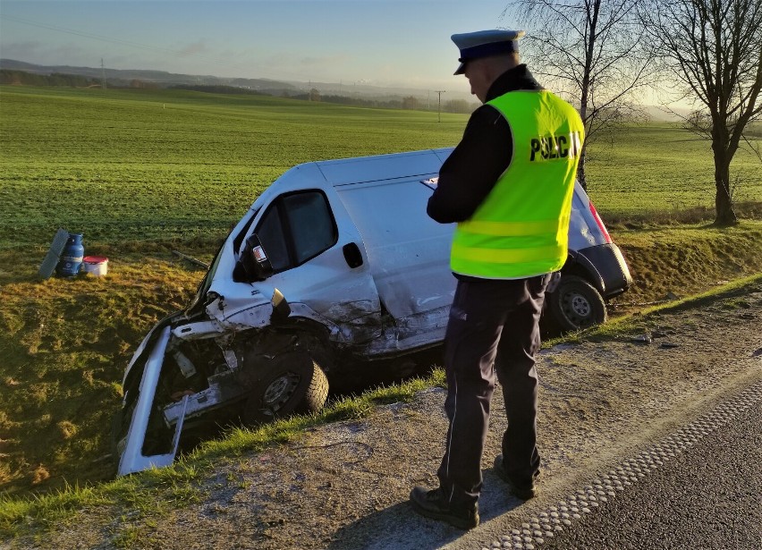 Wypadek na wojewódzkiej 209 w gminie Borzytuchom. Opel zderzył się z fiatem. Oba auta w rowie