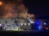 Płonie budynek niedaleko Portu Rzecznego w Głogowie. Trudna akcja gaśnicza. WIDEO, FOTO