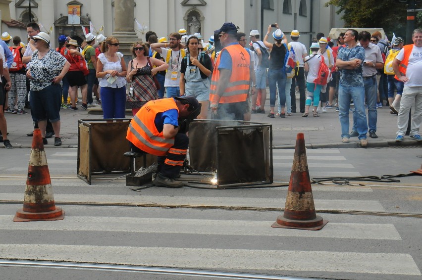 Kraków. Tramwaje wykoleiły się na ul. Stradomskiej. Trwa naprawa [ZDJĘCIA]