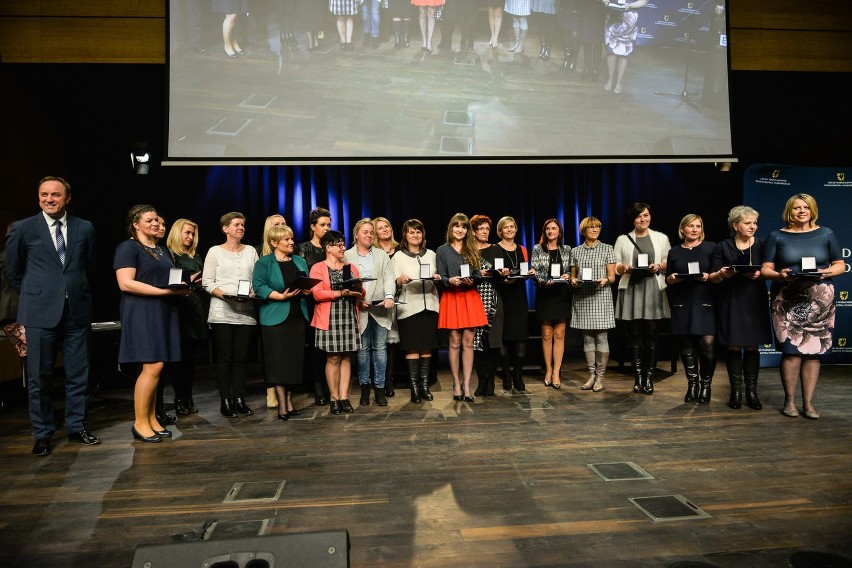 Wspólne zdjęcie laureatów plebiscytu „Nauczyciel na medal...