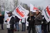 Pikieta przed Fiatem: protest przeciwko likwidacji Comau Poland i żądanie podwyżek [ZDJĘCIA, WIDEO]