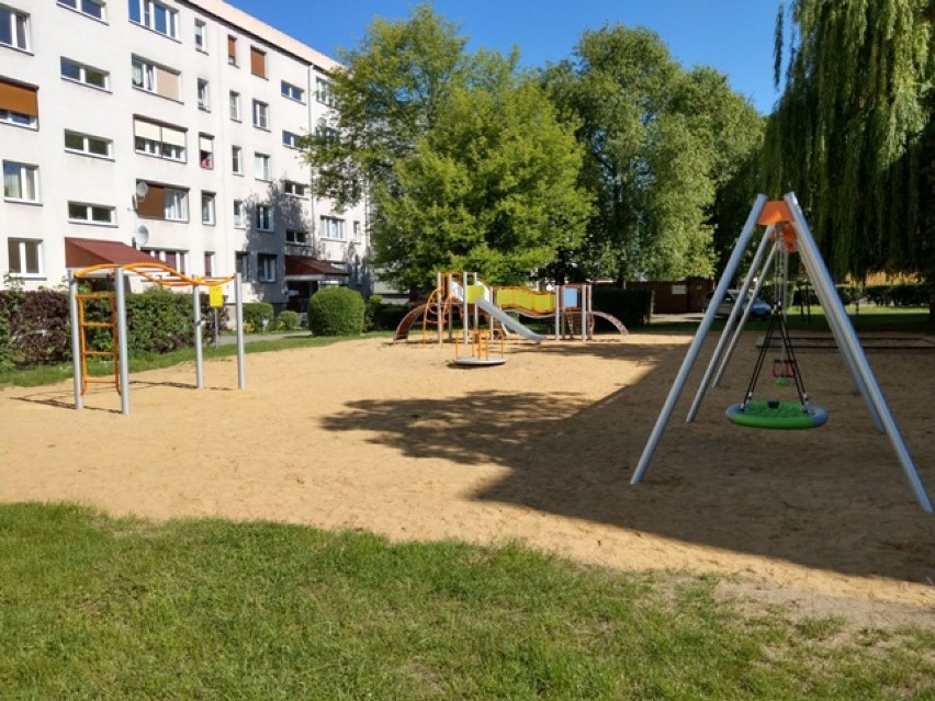 Rawicz. W dniu święta wszystkich dzieci na osiedlu Westerplatte oddano do użytku plac zabaw [ZDJECIA]