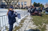 Pokazy tresury psów policyjnych na dniu otwartym w ZSP w Kamieńsku. Funkcjonariusze promowali zawód policjanta