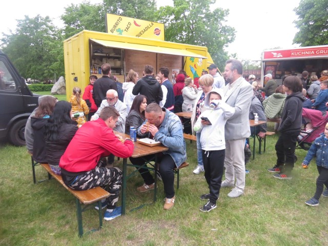 Podczas Festiwalu Food Trucków w Brodnicy można zjeść dania kuchni chińskiej, ukraińskiej, meksykańskiej, gruzińskiej, hiszpańskiej czy holenderskiej
