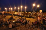 WSB: niezwykła noc na plaży ze spadającymi gwiazdami [ZDJĘCIA]