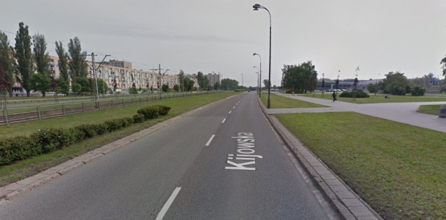 ZDM uznało, że to "najszybsza" ulica w Warszawie to Kijowska, która jest częścią Trasy Świętokrzyskiej, w sąsiedztwie Dworca Wschodniego. To właśnie na Kijowskiej najwięcej kierowców przekracza dopuszczalną prędkość. Przypomnijmy, że ograniczenie na tym odcinku wynosi 50 km/h. Według opublikowanego raportu 96,7% kierowców łamie prawo. Średnia prędkość pojazdów w tym miejscu to 73,4 km/h.