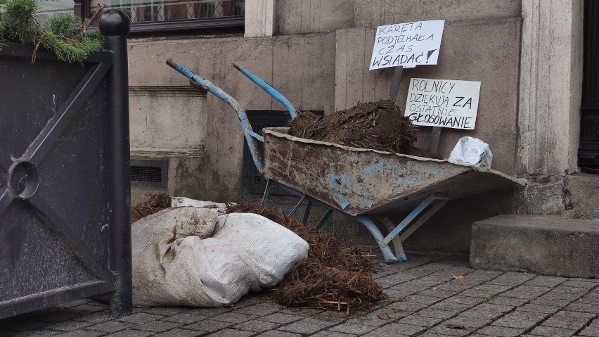 Protest rolników, Piotrków: Taczki pełne gnoju pod biurami...