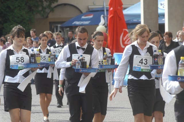 Kelnerzy zanim ruszyli do walki o główną nagrodę wzięli udział w tzw. starcie honorowym