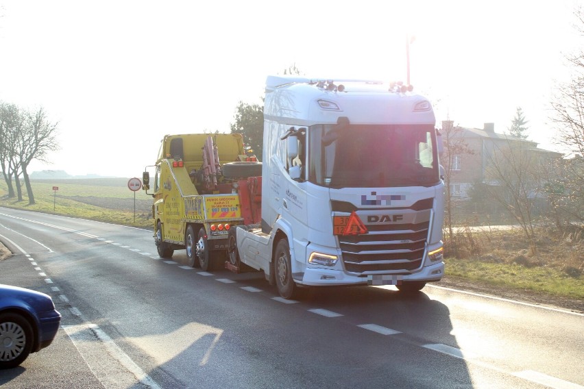 Kierowca passata wjechał w ciężarówkę na DK45 w gminie Czarnożyły