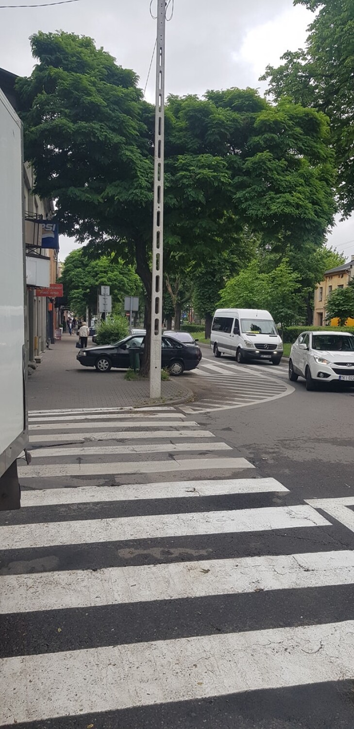 Mistrzowie parkowania w Tomaszowie Mazowieckim. Tych kierowców lepiej nie naśladować! [FOTO]