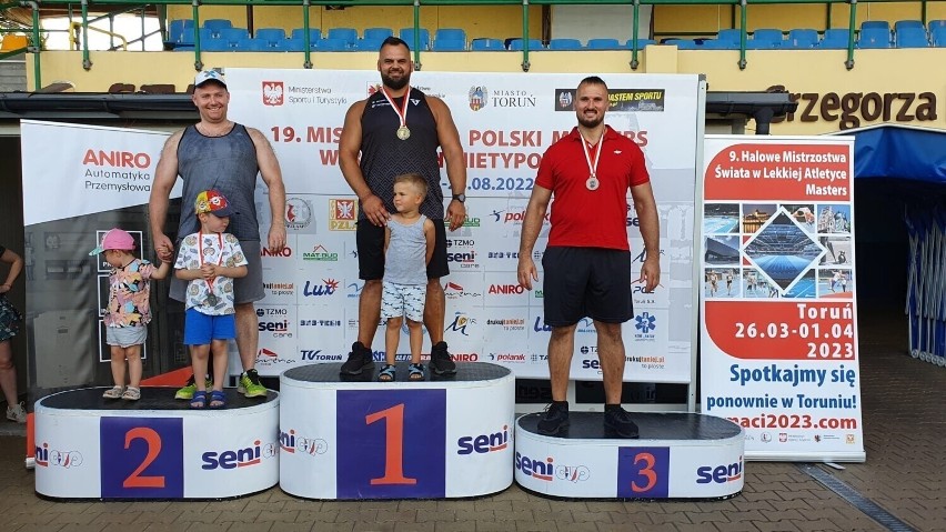 Medale dla LKS Ziemi Puckiej zdobywali też członkowie ekipy...